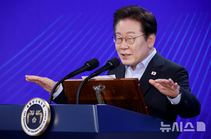 [서울=뉴시스] 최동준 기자 = 이재명 대통령이 31일 서울 종로구 정부서울청사에서 열린 '국민주권시대 공직자의 길' 고위공직자 워크숍에서 특강하고 있다. (대통령실통신사진기자단) 2025.07.31. photocdj@newsis.com