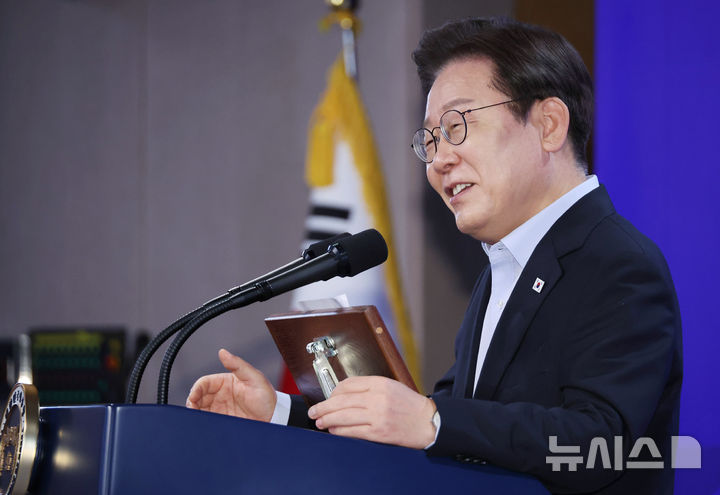 [서울=뉴시스] 최동준 기자 = 이재명 대통령이 31일 서울 종로구 정부서울청사에서 열린 '국민주권시대 공직자의 길' 고위공직자 워크숍에서 특강하고 있다. (대통령실통신사진기자단) 2025.07.31. photocdj@newsis.com