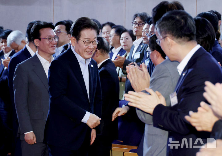 [서울=뉴시스] 최동준 기자 = 이재명 대통령이 31일 서울 종로구 정부서울청사에서 열린 '국민주권시대 공직자의 길' 고위공직자 워크숍에 입장하고 있다. (대통령실통신사진기자단) 2025.07.31. photocdj@newsis.com