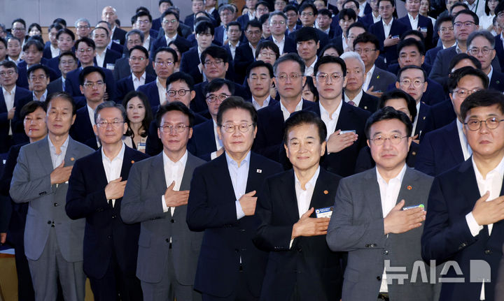 [서울=뉴시스] 최동준 기자 = 이재명 대통령이 31일 서울 종로구 정부서울청사에서 열린 '국민주권시대 공직자의 길' 고위공직자 워크숍에서 참석자들과 국민의례를 하고 있다. (대통령실통신사진기자단) 2025.07.31. photocdj@newsis.com