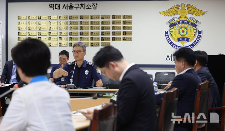 [서울=뉴시스] 국회사진기자단 = 김현우 서울구치소장이 31일 오전 경기 의왕시 서울구치소에서 열린 여당 '3대특검(내란·김건희·순직해병) 종합대응 특별위원회와 면담에서 답변하고 있다. 2025.07.31. photo@newsis.com