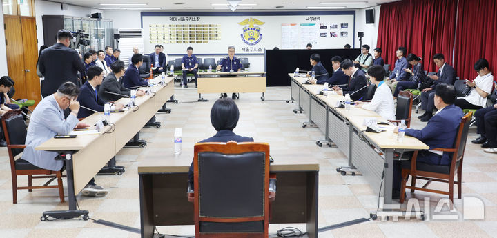 [서울=뉴시스] 국회사진기자단 = 전현희 위원장을 비롯한 여당 '3대특검(내란·김건희·순직해병) 종합대응 특별위원회가 31일 윤석열 전 대통령이 수감된 경기 의왕시 서울구치소에서 김현우 소장과 면답하고 있다. 2025.07.31. photo@newsis.com