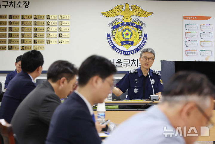 [서울=뉴시스] 국회사진기자단 = 김현우 서울구치소장이 31일 오전 경기 의왕시 서울구치소에서 열린 여당 '3대특검(내란·김건희·순직해병) 종합대응 특별위원회와 면담에서 답변하고 있다. 2025.07.31. photo@newsis.com