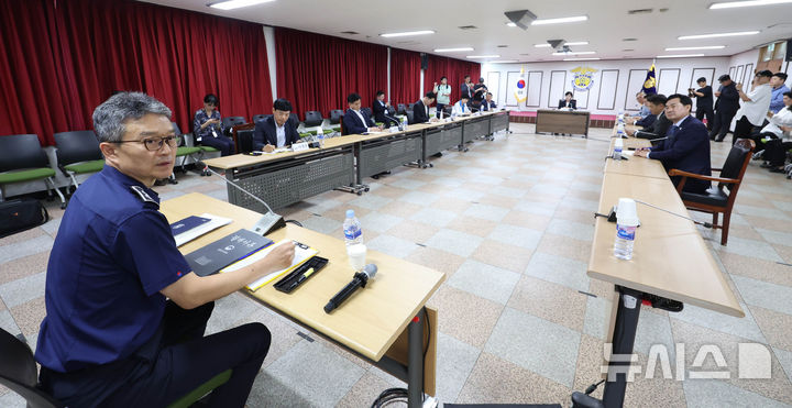 [서울=뉴시스] 국회사진기자단 = 전현희 위원장을 비롯한 여당 '3대특검(내란·김건희·순직해병) 종합대응 특별위원회가 31일 윤석열 전 대통령이 수감된 경기 의왕시 서울구치소에서 김현우 소장과 면답하고 있다. 2025.07.31. photo@newsis.com
