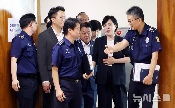 [서울=뉴시스] 국회사진기자단 = 전현희 위원장을 비롯한 여당 '3대특검(내란·김건희·순직해병) 종합대응 특별위원회가 31일 윤석열 전 대통령이 수감된 경기 의왕시 서울구치소를 방문하고 있다. 2025.07.31. photo@newsis.com