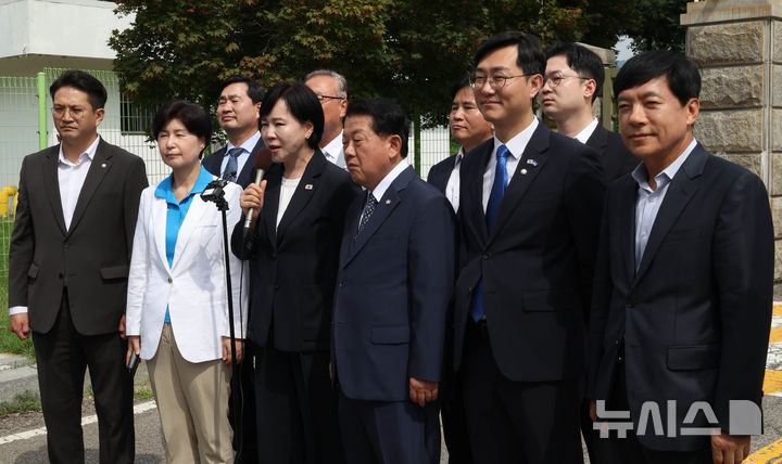 [서울=뉴시스] 국회사진기자단 = 전현희 '3대특검(내란·김건희·순직해병) 종합대응 특별위원장이 31일 윤석열 전 대통령이 수감된 경기 의왕시 서울구치소 앞에서 김현우 서울구치소장과 면담 전 브리핑하고 있다. 2025.07.31. photo@newsis.com