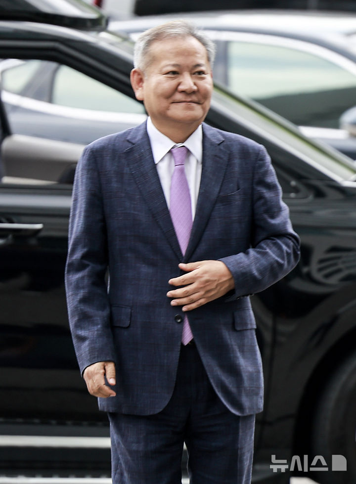 [서울=뉴시스] 정병혁 기자 = 영장실질심사를 앞둔 이상민 전 행정안전부 장관이 31일 서울 서초구 내란특검 사무실로 들어가고 있다. 2025.07.31. jhope@newsis.com