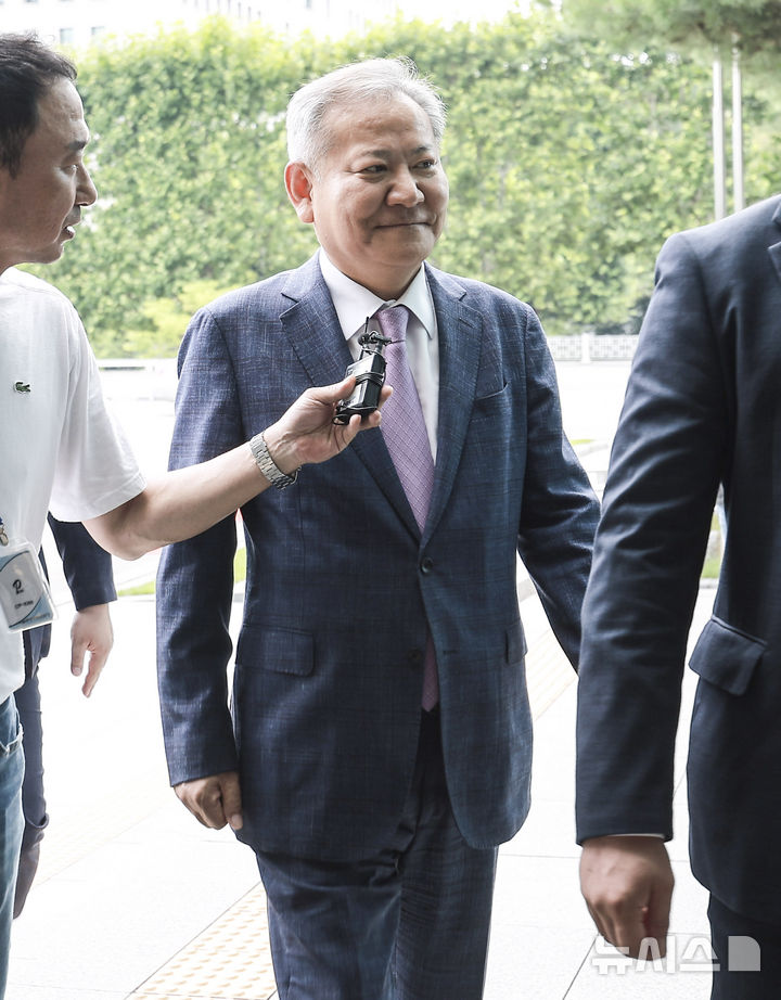 [서울=뉴시스] 정병혁 기자 =내란 특검이 18일 이상민 전 행정안전부 장관 조사를 마지막으로 구속 기한 만료 전 공소제기 여부를 결정할 방침이다. 이 전 장관이 지난달 31일 서울 서초구 내란특검 사무실로 들어가고 있다. 2025.07.31. jhope@newsis.com