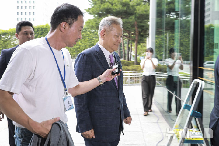[서울=뉴시스] 정병혁 기자 = 영장실질심사를 앞둔 이상민 전 행정안전부 장관이 31일 서울 서초구 내란특검 사무실로 들어가고 있다. 2025.07.31. jhope@newsis.com