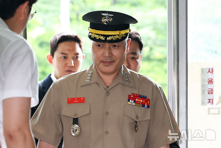 [서울=뉴시스] 최진석 기자 = 박정훈 해병대수사단장(대령)이 31일 서울 서초구 이명현 순직 해병 특별검사 사무실로 참고인 조사를 받기 위해 2차 출석하고 있다. 2025.07.31. myjs@newsis.com
