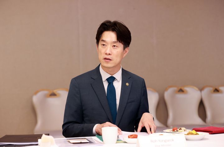 [서울=뉴시스] 노용석 중소벤처기업부 차관이 지난달 31일 서울 종로구 정부서울청사에서 열린 'APEC 회원국 주한대사관 관계자 초청 간담회'에서 인사말을 하고 있다. (사진=중소벤처기업부 제공) 2025.08.12. photo@newsis.com *재판매 및 DB 금지