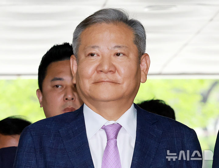 [서울=뉴시스] 이영환 기자 = 내란중요임무종사, 직권남용 권리행사방해, 위증 혐의를 받는 이상민 전 행정안전부 장관이 지난 7월31일 오후 서울 서초구 서울중앙지방법원에서 열린 구속 전 피의자 심문(영장실질심사)에 출석하고 있다. 2025.07.31. 20hwan@newsis.com