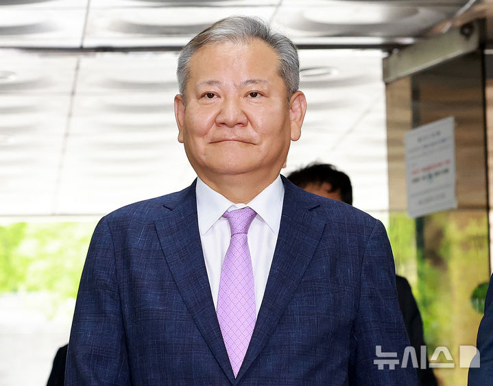 [서울=뉴시스] 이영환 기자 = 내란중요임무종사, 직권남용 권리행사방해, 위증 혐의를 받는 이상민 전 행정안전부 장관이 지난 7월 서울 서초구 서울중앙지방법원에서 열린 구속 전 피의자 심문(영장실질심사)에 출석하고 있다. 2025.07.31. 20hwan@newsis.com