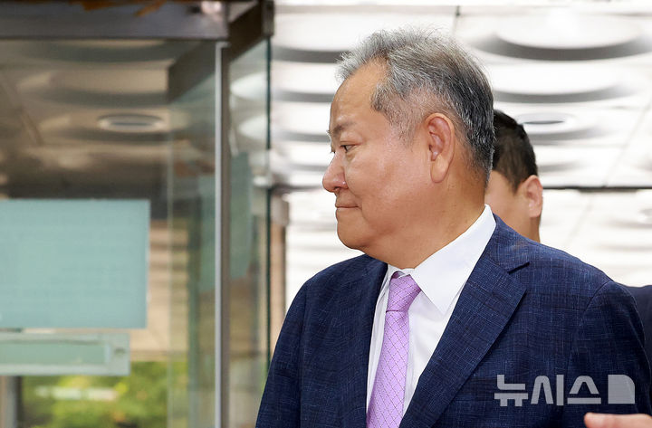 [서울=뉴시스] 이영환 기자 = 내란중요임무종사, 직권남용 권리행사방해, 위증 혐의를 받는 이상민 전 행정안전부 장관이 31일 오후 서울 서초구 서울중앙지방법원에서 열린 구속 전 피의자 심문(영장실질심사)에 출석하고 있다. 2025.07.31. 20hwan@newsis.com