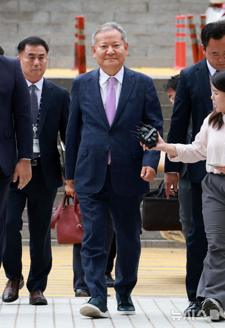 [서울=뉴시스] 이영환 기자 =윤석열 정부 국무위원들의 '12·3 비상계엄' 내란 행위를 수사 중인 내란 특검이 19일 이상민 전 행정안전부 장관을 구속 상태로 재판에 넘겼다. 이 전 장관이 지난달 31일 오후 서울 서초구 서울중앙지방법원에서 열린 구속 전 피의자 심문(영장실질심사)에 출석하고 있다. 2025.07.31. 20hwan@newsis.com