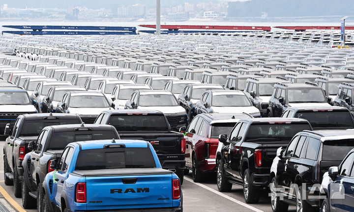 [평택=뉴시스] 김종택 기자 = 한미 관세협상이 타결된 31일 경기 평택시 포승읍 평택항 자동차 전용부두에 수입된 미국산 자동차가 세워져 있다. 도널드 트럼프 미국 대통령은 30일(현지시간) '한국은 미국과의 교역에 완전히 개방하기로 하고 자동차와 트럭 등 미국산 제품을 받아들이겠다는 것에 합의했다'고 밝혔다. 2025.07.31. jtk@newsis.com