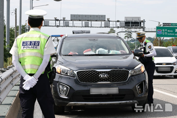 [용인=뉴시스] 황준선 기자 = 31일 오전 경기 용인시 경부고속도로에서 고속도로순찰대가 버스전용차로 위반 단속을 하고 있다. 경찰청·서울경찰청·경기남부경찰청은 이날 5대 교통반칙 근절을 위한 버스전용차로 위반 합동단속을 벌였다. (공동취재) 2025.07.31. photo@newsis.com