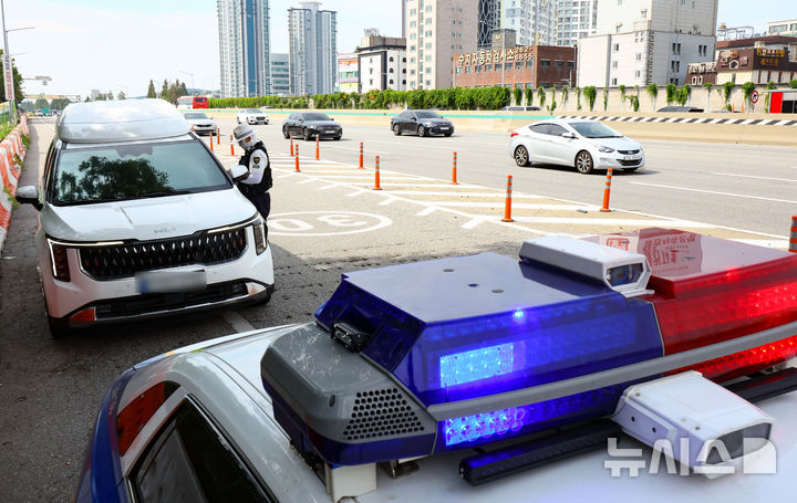 [용인=뉴시스] 황준선 기자 = 31일 오전 경기 용인시 경부고속도로 죽전휴게소 인근에서 경기남부경찰청 고속도로순찰대가 버스전용차로 위반 단속을 하고 있다. 2025.07.31. hwang@newsis.com