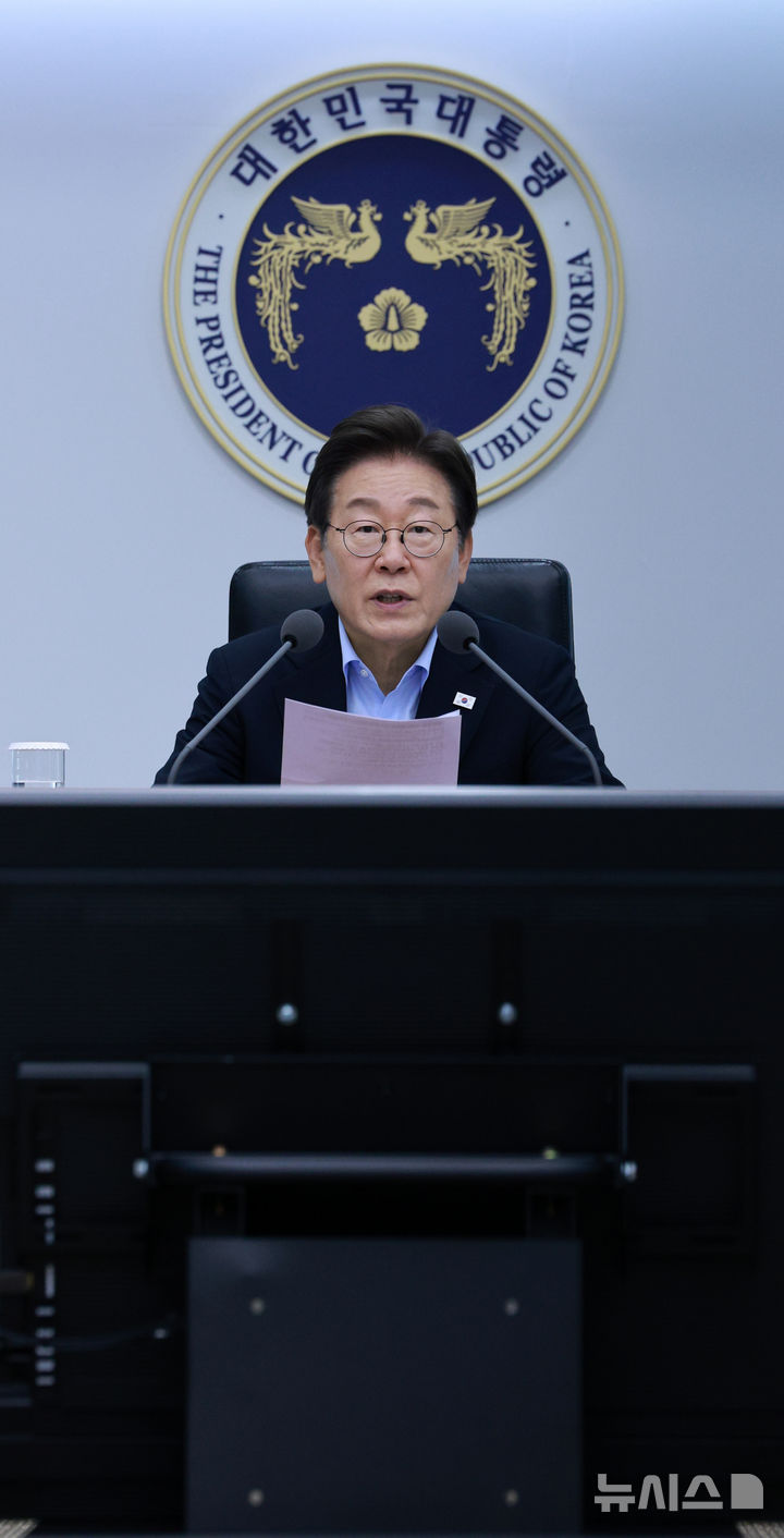 [서울=뉴시스] 고범준 기자 = 이재명 대통령이 31일 서울 용산 대통령실 청사에서 열린 제6차 수석보좌관회의에서 발언하고 있다. 2025.07.31. bjko@newsis.com