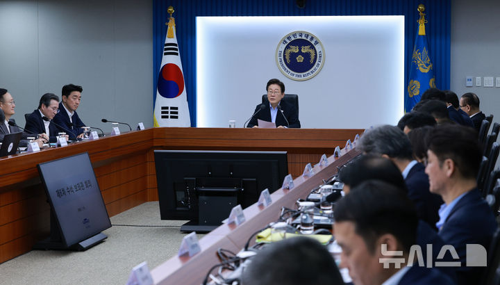 [서울=뉴시스] 고범준 기자 = 이재명 대통령이 31일 서울 용산 대통령실 청사에서 열린 제6차 수석보좌관회의에서 발언하고 있다. 2025.07.31. bjko@newsis.com