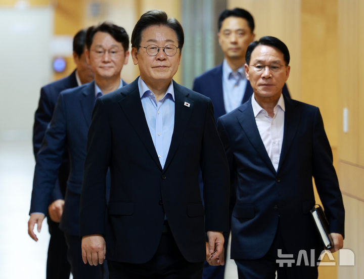 [서울=뉴시스] 고범준 기자 = 이재명 대통령이 31일 서울 용산 대통령실 청사에서 열린 제6차 수석보좌관회의에 입장하고 있다. 2025.07.31. bjko@newsis.com