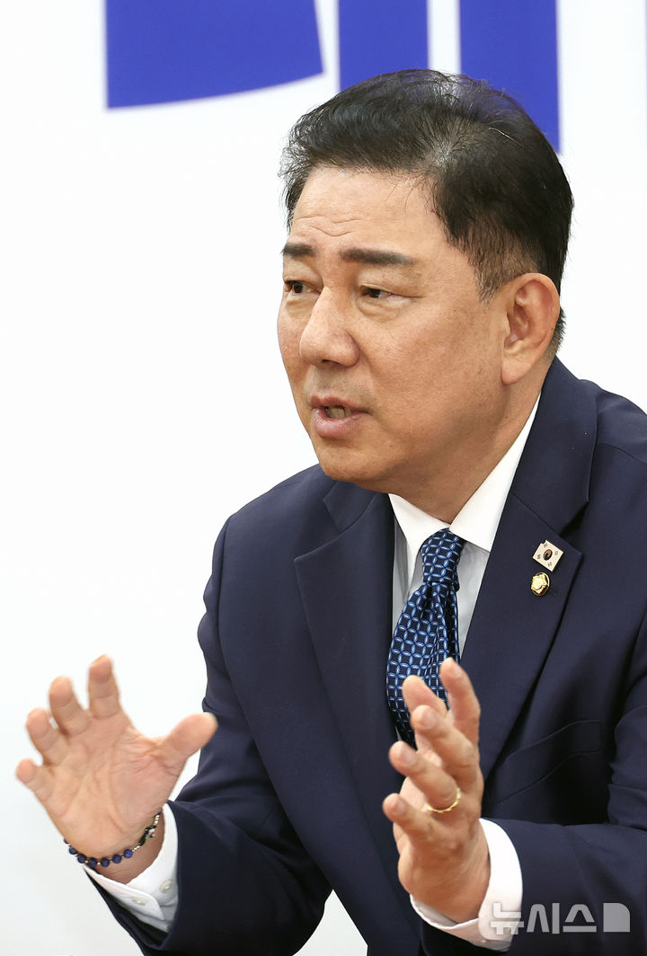 [서울=뉴시스] 김금보 기자 = 김병기 더불어민주당 당대표 직무대행 겸 원내대표가 지난 31일 서울 여의도 국회에서 뉴시스와 인터뷰를 하고 있다. 2025.08.01. kgb@newsis.com