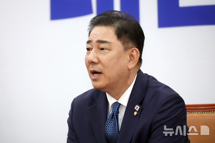 [서울=뉴시스] 김금보 기자 = 김병기 더불어민주당 당대표 직무대행 겸 원내대표가 지난달 31일 서울 여의도 국회에서 뉴시스와 인터뷰를 하고 있다. 2025.08.01. kgb@newsis.com