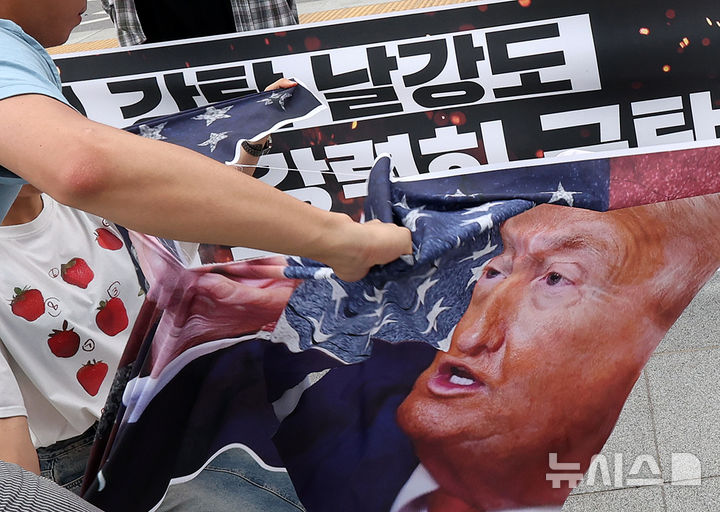 [서울=뉴시스] 조성우 기자 = 한국대학생진보연합 대학생들이 31일 오후 서울 종로구 광화문광장에서 열린 한미 관세 협상 규탄 기자회견을 마친 뒤 미국 도널드 트럼프 미국 대통령이 그려진 현수막을 찢는 상징의식을 하고 있다. 2025.07.31. xconfind@newsis.com