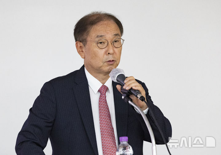 [서울=뉴시스] 김근수 기자 = 조정일 코나아이 대표이사가 31일 서울 여의도 한국금융투자협회 금융투자교육원에서 열린 2025 2분기 기업설명회(IR) 및 스테이블코인 시연회에서 사업실적을 발표하고 있다. 2025.07.31. ks@newsis.com