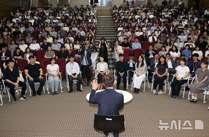 [세종=뉴시스] 강종민 기자 = 최휘영 문화체육관광부 장관이 31일 세종시 정부세종청사에서 취임식 후 직원들과 대화하고 있다. 2025.07.31. ppkjm@newsis.com