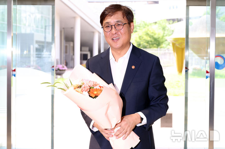 [세종=뉴시스] 강종민 기자 = 최휘영 문화체육관광부 장관이 31일 세종시 정부세종청사에 첫 출근하며 꽃다발을 받고 있다. 2025.07.31. ppkjm@newsis.com