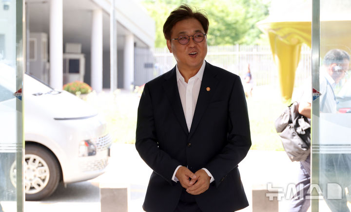 [세종=뉴시스] 강종민 기자 = 최휘영 문화체육관광부 장관이 31일 세종시 정부세종청사에 첫 출근하고 있다. 2025.07.31. ppkjm@newsis.com