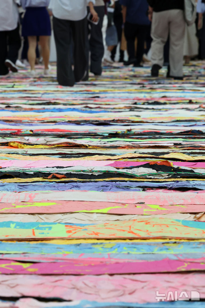 [서울=뉴시스] 박진희 기자 = 아모레퍼시픽미술관은 현대미술 기획전으로 선보인 미국 작가 마크 브래드포드(Mark Bradford)의 개인전 ‘Mark Bradford: Keep Walking’ 전시. 2025.07.31. pak7130@newsis.com