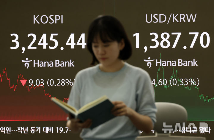 [서울=뉴시스] 조성우 기자 = 31일 오후 서울 중구 하나은행 딜링룸에서 딜러들이 업무를 보고 있다.  2025.07.31. xconfind@newsis.com