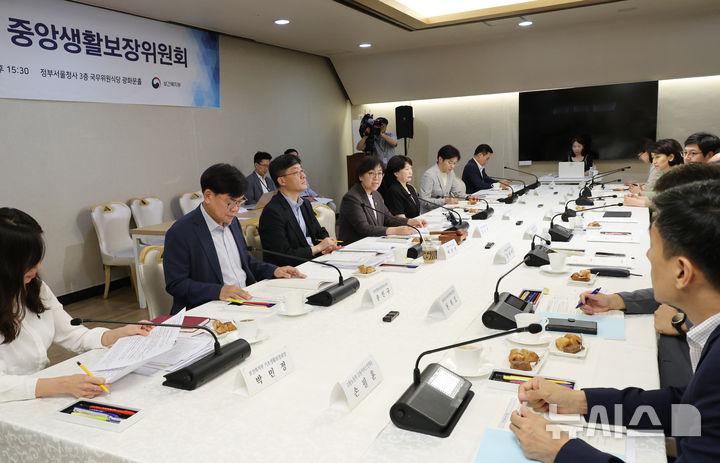 [서울=뉴시스] 김명원 기자 = 정은경 보건복지부 장관이 31일 서울 종로구 정부서울청사에서 열린 중앙생활보장위원회에 참석해 발언하고 있다. 2025.07.31. kmx1105@newsis.com