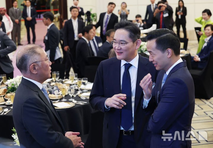 [서울=뉴시스] 전신 기자 = 한미 관세 협상 타결에 국내 대기업 총수들의 지원사격이 주목받고 있다. 30일(현지 시간) 여한구 산업통상자원부 통상교섭본부장은 협상 타결 이후 "재계 지도자들이 와서 나름 미국 내 인맥을 총동원했다"며 "의회, 기업, 재계 등 민관 총력 체제로 한 게 분명 도움이 됐다"고 밝혔다.사진은 정의선(왼쪽부터) 현대차그룹 회장, 이재용 삼성전자 회장, 김동관 한화 부회장이 지난 2023년 10월 23일(현지시간) 사우디아라비아 리야드의 메리어트 호텔에서 열린 윤석열 전 대통령 국빈 방문 동행 경제인 만찬에서 대화하고 있다. 2025.07.31. photo1006@newsis.com