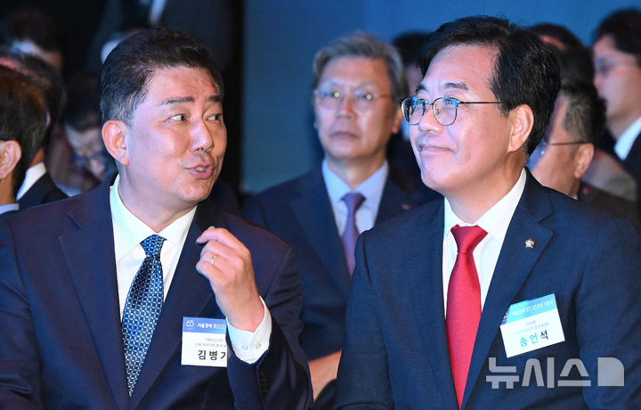 [서울=뉴시스] 국회사진기자단 = 김병기(왼쪽) 더불어민주당 대표 직무대행 겸 원내대표와 송언석 국민의힘 비상대책위원장 겸 원내대표가 31일 서울 중구 신라호텔에서 열린 서울경제 창간 65주년 기념식 '다시, 미러클 코리아'에 참석해 대화하고 있다. 2025.07.31. photo@newsis.com