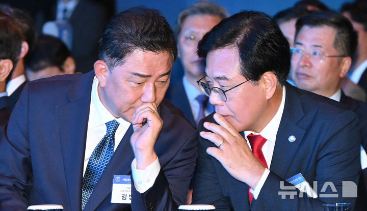 [서울=뉴시스] 국회사진기자단 = 김병기(왼쪽) 더불어민주당 대표 직무대행 겸 원내대표와 송언석 국민의힘 비상대책위원장 겸 원내대표가 31일 서울 중구 신라호텔에서 열린 서울경제 창간 65주년 기념식 '다시, 미러클 코리아'에 참석해 대화하고 있다. 2025.07.31. photo@newsis.com