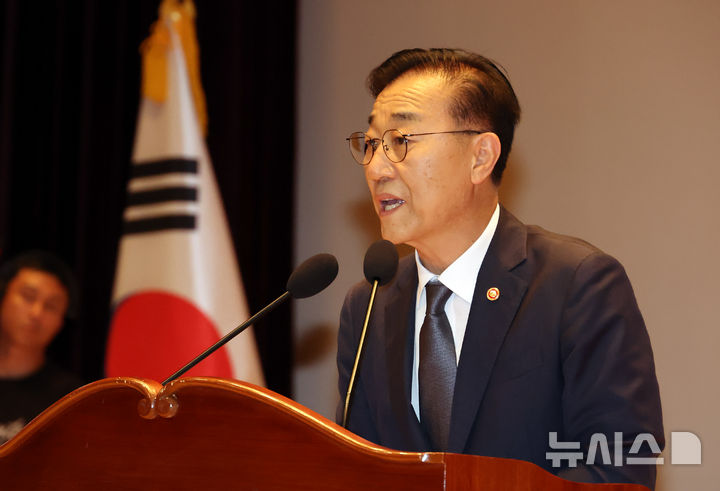 [세종=뉴시스] 강종민 기자 = 김윤덕 국토교통부 장관이 31일 세종시 정부세종청사에서 열린 취임식에서 취임사를 하고 있다. 2025.08.01. ppkjm@newsis.com