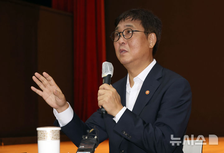 [세종=뉴시스] 강종민 기자 = 최휘영 문화체육관광부 장관이 31일 세종시 정부세종청사에서 열린 취임식에서 직원들과 대화하고 있다. 2025.07.31. ppkjm@newsis.com