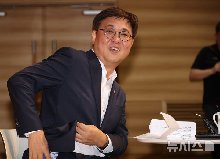 [세종=뉴시스] 강종민 기자 = 최휘영 문화체육관광부 장관이 31일 세종시 정부세종청사에서 열린 취임식에서 밝은 표정을 짓고 있다. 2025.07.31. ppkjm@newsis.com