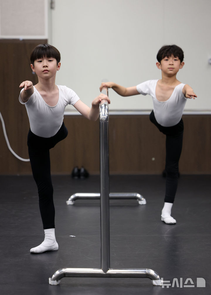 [서울=뉴시스] 김선웅 기자 = 31일 서울 서초구 신시컴퍼니 연습실에서 뮤지컬 '빌리 엘리어트' 파이널 오디션 - SHOW & TELL이 열려 최종 후보에 오른 지원자들이 연기를 선보이고 있다. 2025.07.31. mangusta@newsis.com