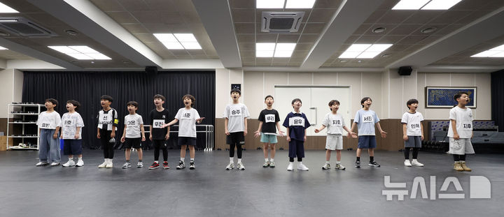 [서울=뉴시스] 김선웅 기자 = 31일 서울 서초구 신시컴퍼니 연습실에서 뮤지컬 '빌리 엘리어트' 파이널 오디션 - SHOW & TELL이 열려 최종 후보에 오른 지원자들이 연기를 선보이고 있다. 2025.07.31. mangusta@newsis.com
