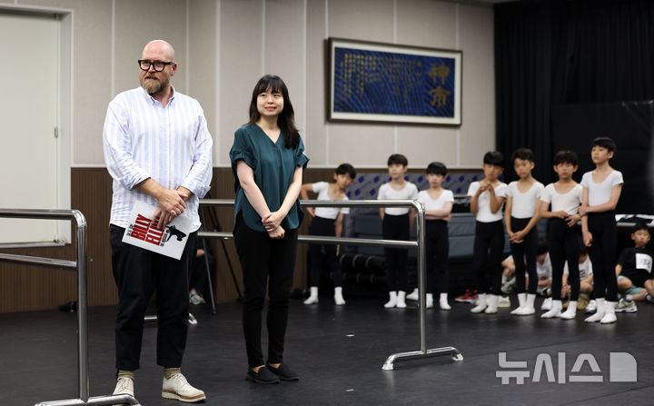 [서울=뉴시스] 김선웅 기자 = 뮤지컬 빌리 엘리어트 해외협력 연출 에드 번사이드가 31일 서울 서초구 신시컴퍼니 연습실에서 열린 파이널 오디션 - SHOW & TELL에서 인사말을 하고 있다. 2025.07.31. mangusta@newsis.com