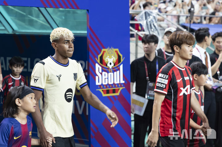[서울=뉴시스] 김근수 기자 = 31일 서울 마포구 상암월드컵경기장에서 열린 FC 바르셀로나 2025 아시아 투어 FC 바르셀로나 대 FC서울의 경기 시작 전 FC바르셀로나 라민 야말, FC서울 김진수가 경기장으로 들어서고 있다. 2025.07.31. ks@newsis.com