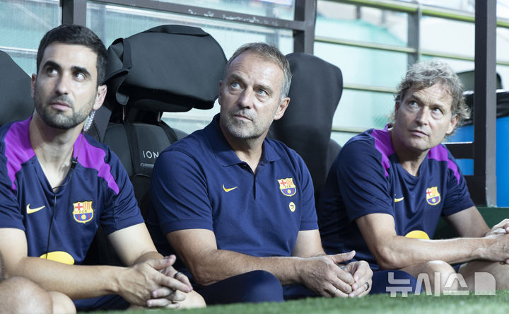 [서울=뉴시스] 김근수 기자 = 한지 플릭 FC바르셀로나 감독이 31일 서울 마포구 상암월드컵경기장에서 열린 FC 바르셀로나 2025 아시아 투어 FC 바르셀로나 대 FC서울의 경기 시작 전 경기장을 바라보고 있다. 2025.07.31. ks@newsis.com