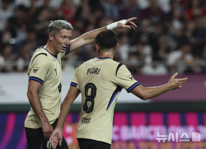 [서울=뉴시스] 김근수 기자 = 31일 서울 마포구 상암월드컵경기장에서 열린 FC 바르셀로나 2025 아시아 투어 FC 바르셀로나 대 FC서울의 경기, FC바르셀로나 레반도프스키가 골을 성공시키고 페드리와 기뻐하고 있다. 2025.07.31. ks@newsis.com