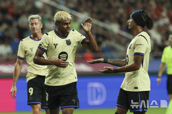 [서울=뉴시스] 김근수 기자 = 31일 서울 마포구 상암월드컵경기장에서 열린 FC 바르셀로나 2025 아시아 투어 FC 바르셀로나 대 FC서울의 경기, FC바르셀로나 라민 야말이 추가골을 넣고 기뻐하고 있다. 2025.07.31. ks@newsis.com