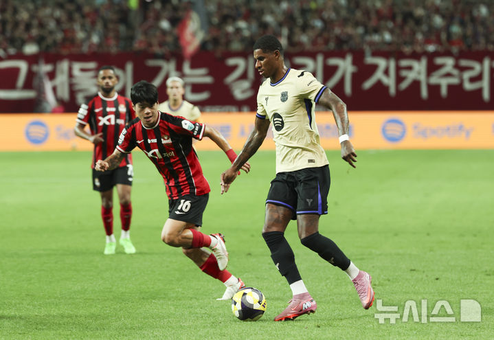 [서울=뉴시스] 김근수 기자 = 31일 서울 마포구 상암월드컵경기장에서 열린 FC 바르셀로나 2025 아시아 투어 FC 바르셀로나 대 FC서울의 경기, FC바르셀로나 래시포드가 돌파를 하고 있다. 2025.07.31. ks@newsis.com