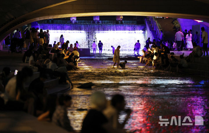 [서울=뉴시스] 김진아 기자 = 열대야가 계속되고 있는 지난달 31일 서울 종로구 청계천을 찾은 시민들이 휴식을 취하며 더위를 식히며 있다. 이날 기상청에 따르면 전날까지 서울의 7월 열대야 일수는 총 21일로 집계됐다. 올해 7월은 서울에서 기온 관측이 시작된 1907년 이후 117년 만에 가장 많은 열대야를 기록했다. 2025.07.31. bluesoda@newsis.com